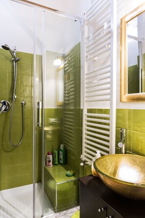 Chuveiro, secador de cabelo, toalhas de banho, sabonete