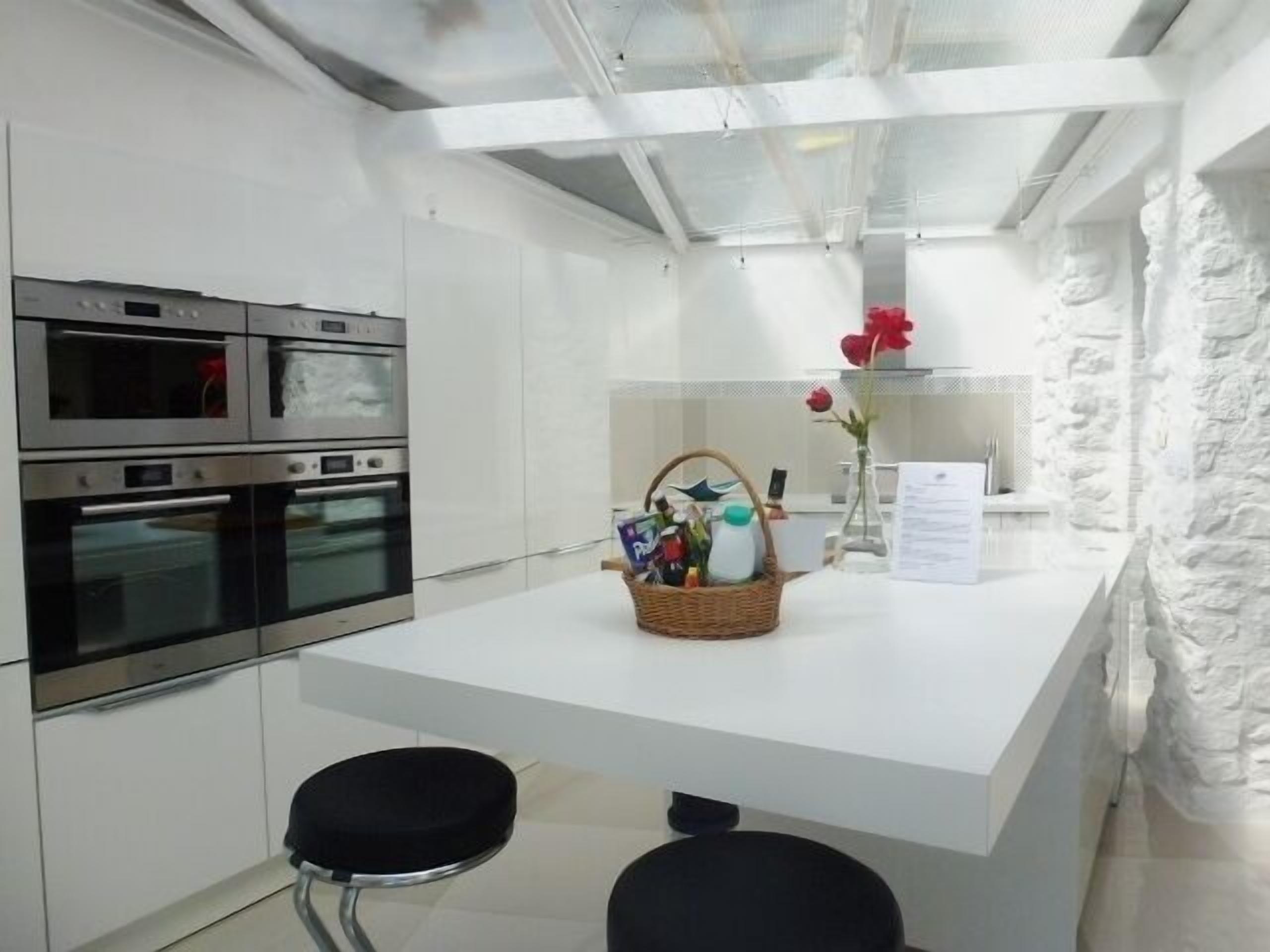 Villa, pool & garden close to Cannes and beach. 20 Guests