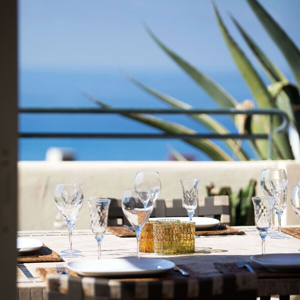 Outdoor dining - Luxury villa apartment with panoramic sea views and small private garden (Nice)