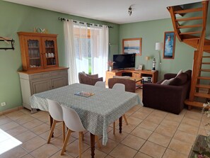 Una Smart TV, un reproductor de DVD, una mesa de tenis de mesa, libros
