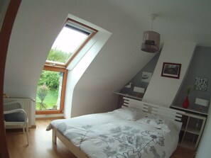 2 habitaciones, tabla de planchar con plancha, cuna de viaje y wifi 