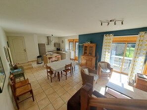 Una Smart TV, un reproductor de DVD, una mesa de tenis de mesa, libros