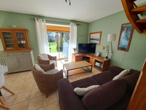 Smart TV, reproductor de DVD, tenis de mesa y libros 