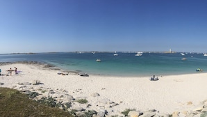 A beach with boats, clear water, and a distant island. - House with large garden classified 3 stars 5 km from the sea (Concarneau)