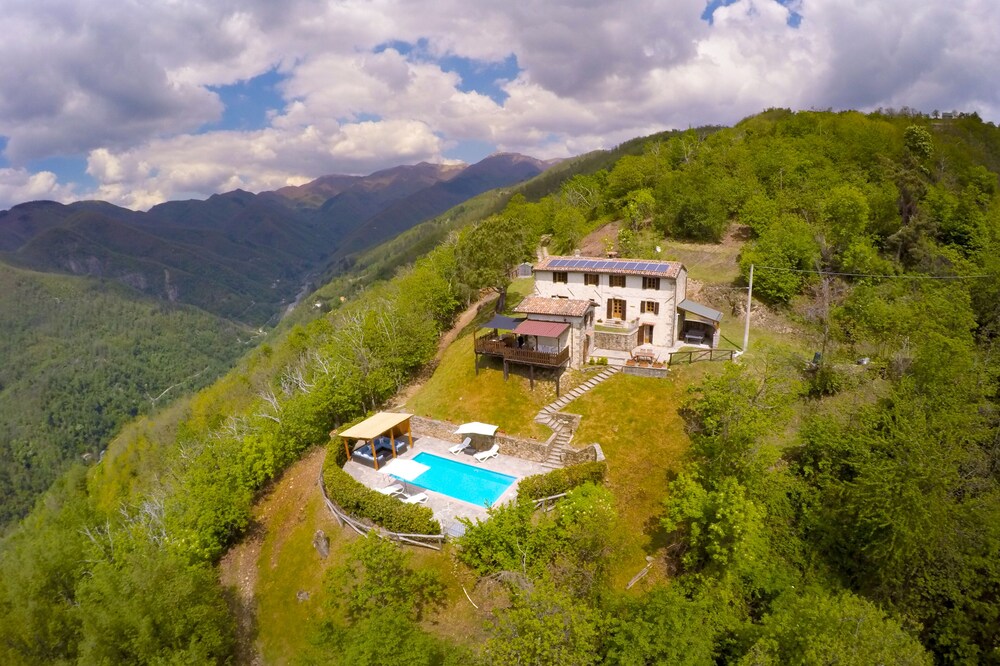 Stunning hilltop Tuscan villa. Private pool, spectacular views, luxury interior