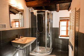 Combinazione doccia/vasca, asciugacapelli, asciugamani, sapone