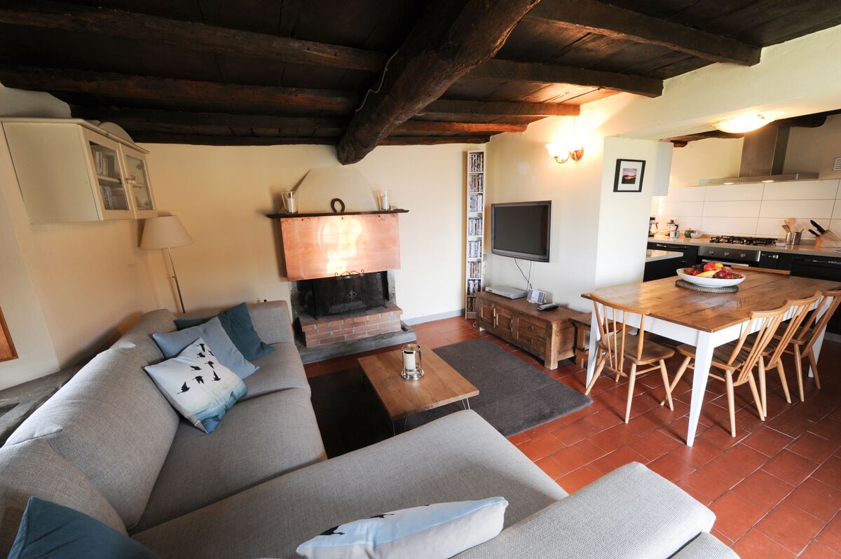 Splendida villa sulla collina a Barga, in Toscana, con piscina privata e viste spettacolari