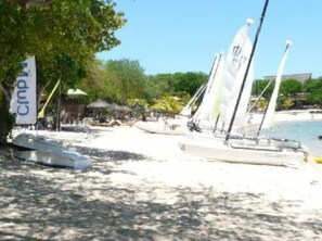 In Strandnähe, Liegestühle, Strandtücher