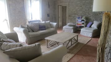 Smart-TV, Kamin, DVD-Player, Tischtennisplatte
