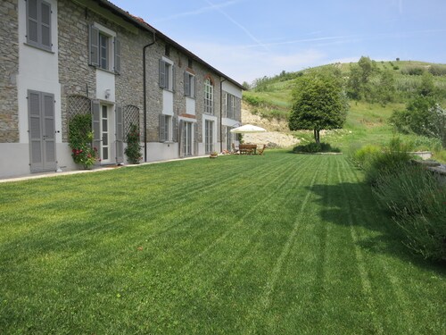Elegant private farmhouse in the vineyards with swimmingpool-langhe/monferrato