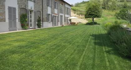 Elegant private farmhouse in the vineyards with swimmingpool-langhe/monferrato