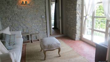 Smart-tv, pejs, dvd-afspiller, bordtennisbord