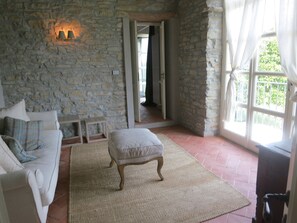 تلفزيون ذكي، مدفأة، مشغل دي في دي، تنس طاولة