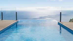 Una piscina d'hidromassatge sense fi amb vista a l'oceà.
