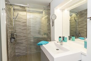 Shower, hair dryer, towels, soap - Casa Félix, Calheta: Villa with unique view! Private Pool! (Madeira)