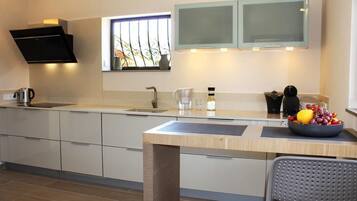 JÀÀkaappi, mikroaaltouuni, uuni, liesi