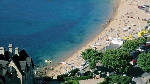 A coastal town with a beach, boats, and buildings. - Sunny Central Luxury, 2 bedroom/2WC, garage, don't need car, 8 min walk beach (Cascais)