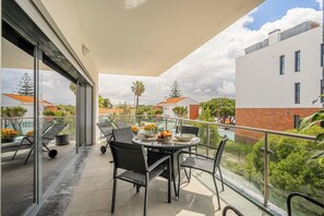 Outdoor dining - Sunny Central Luxury, 2 bedroom/2WC, garage, don't need car, 8 min walk beach (Cascais)