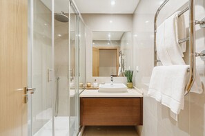 Duschwanne, Haartrockner, Bidet, Handtücher