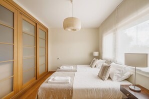 2 bedrooms, iron/ironing board, travel cot, free WiFi - Sunny Central Luxury, 2 bedroom/2WC, garage, don't need car, 8 min walk beach (Cascais)