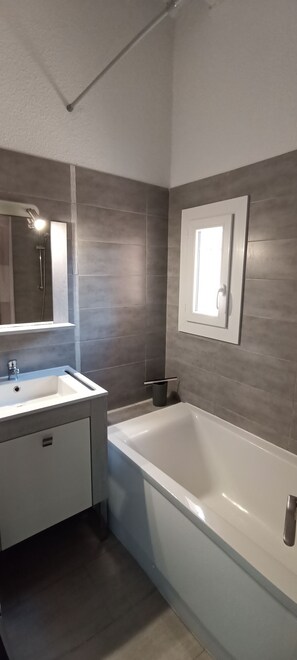 Baignoire, sèche-cheveux