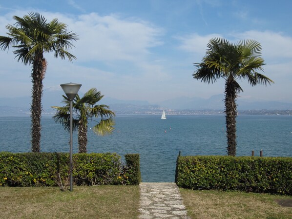 Nær stranden og solsenger