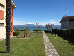 Property grounds - BLUE FRONT LAKE (if overbooked 👀CASA AMELIAS👀) with 2 bedrooms, 4 beds (Peschiera del Garda)