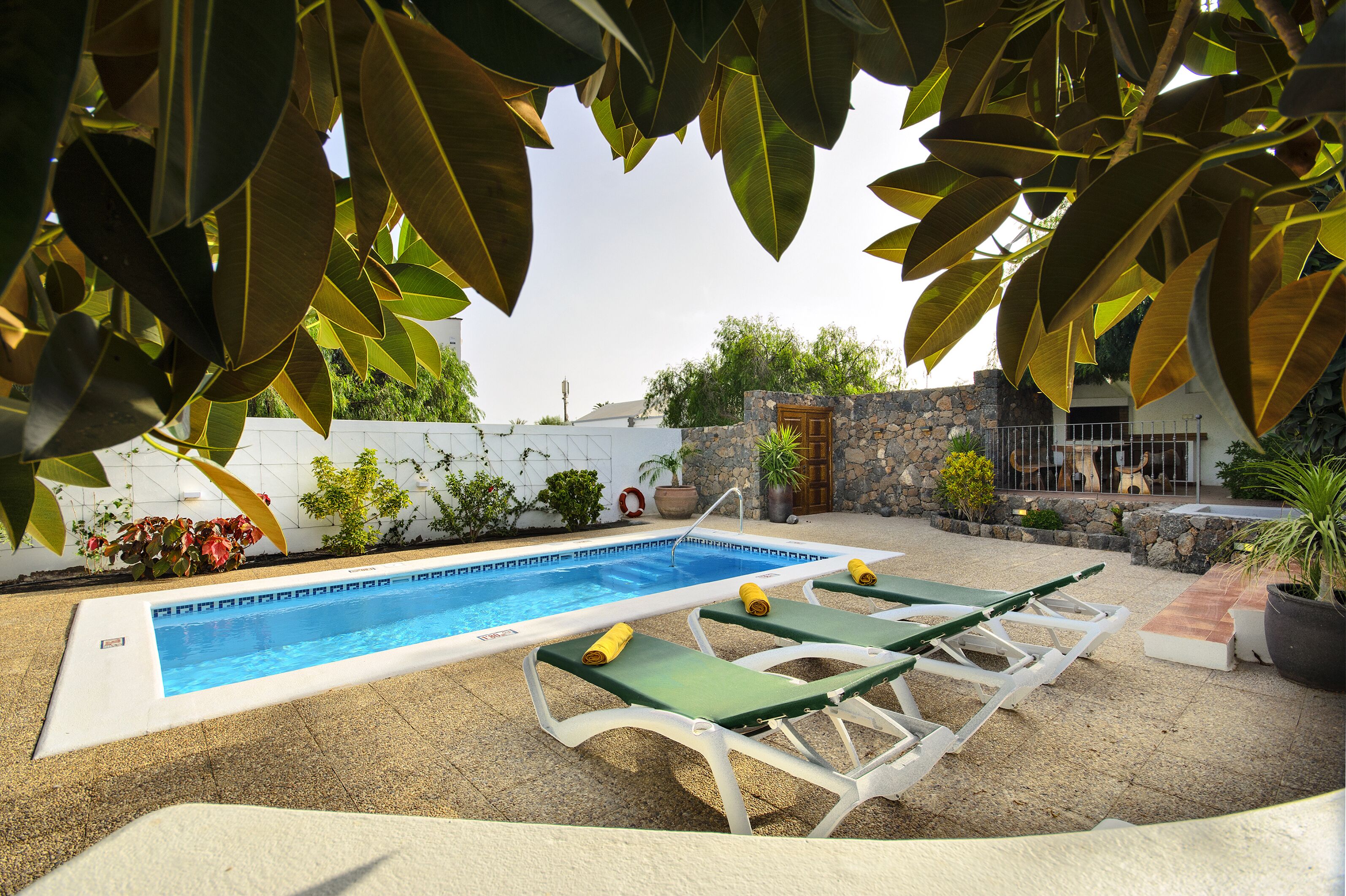 室外游泳池，恒温泳池