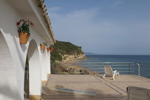 Terrace/patio - An air-conditioned villa, set in a large garden, on the first line of the beach (Los Canos de Meca)