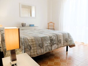 2 bedrooms, in-room safe, iron/ironing board, travel cot - Apartment 500 mt. from the sea, in front of the Pineta, with private parking. (Viareggio ( LUCCA ))