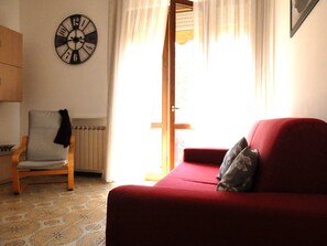 TV, DVD player, stereo - Apartment 500 mt. from the sea, in front of the Pineta, with private parking. (Viareggio ( LUCCA ))