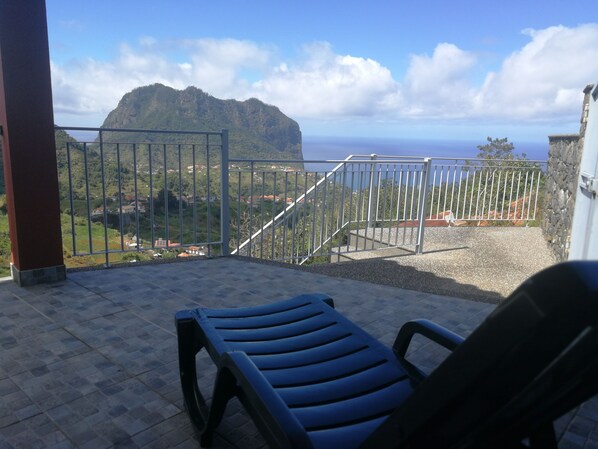 A balcony with a view of a mountainous landscape and the sea. - "CASA DO CABEÇO" <br>SEA AND MOUNTAIN VIEWS (Machico)