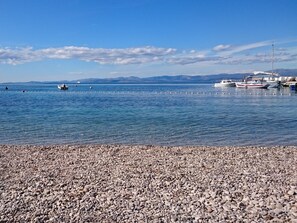 Plage, chaises longues, serviettes de plage