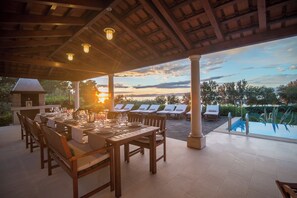 Outdoor dining - Beachfront Villa Gumonca wt heated pool, jacuzzi, seaview terraces & eco gardens (Supetar)