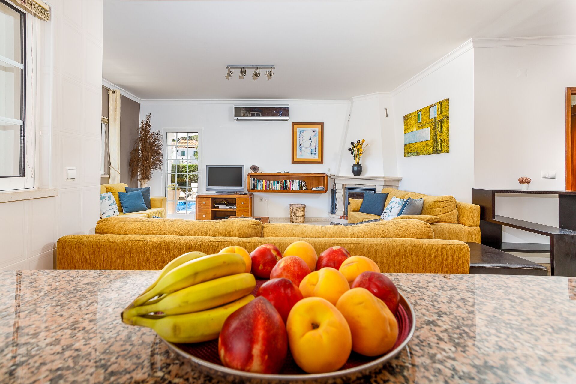 Una Smart TV, una chimenea, un reproductor de DVD, un futbolín