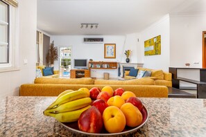 TV connectée, cheminée, lecteur de DVD, baby-foot