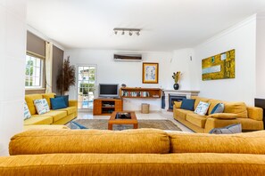 Smart-TV, Kamin, DVD-Player, Tischfußball