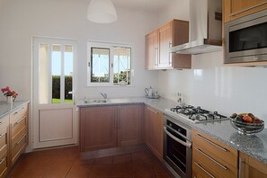 Een koelkast, een microgolfoven, een oven, een vaatwasser