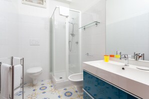 Chuveiro/banheira combinados, secador de cabelo, bidê, toalhas de banho