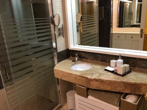 Regadera, secadora de cabello, bidet, toallas 