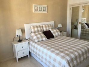 1 chambre, coffres-forts dans les chambres, fer et planche à repasser