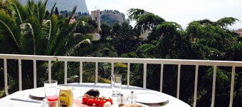 Cassis apartment near beaches & port, panoramic view, aircon, private parking