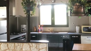Kaffetrakter/tekoker, kjøleskap, mikrobølgeovn og kokeplater
