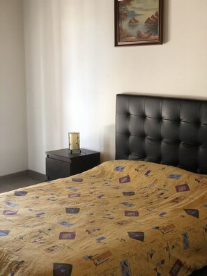 3 makuuhuonetta, silitysrauta/-lauta, vuodevaatteet