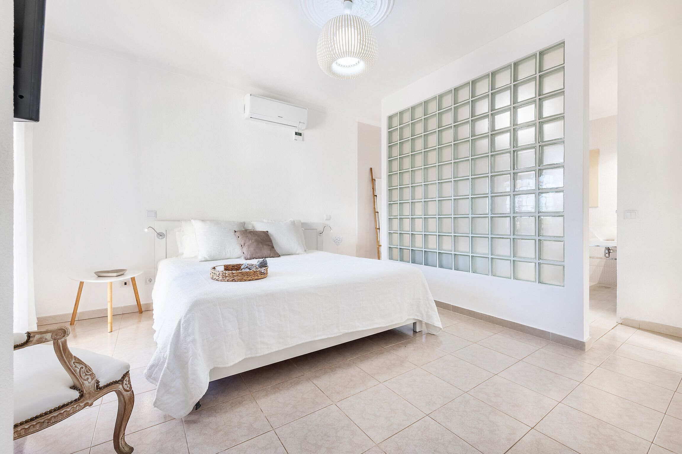 4 bedrooms, in-room safe, iron/ironing board, free WiFi