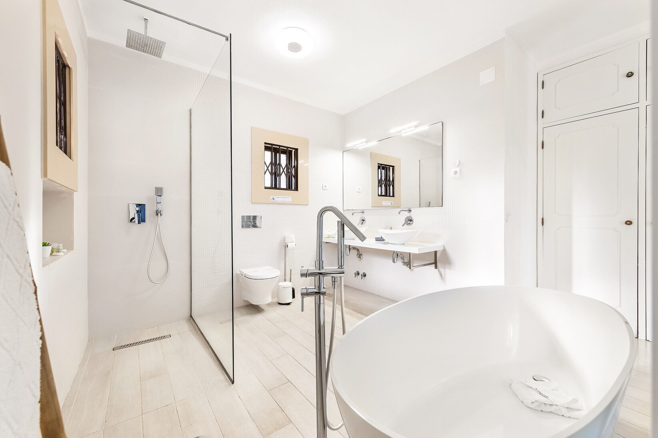 Bathtub, hair dryer, towels, shampoo