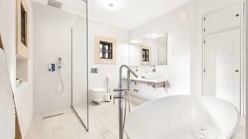 Bathtub, hair dryer, towels, shampoo