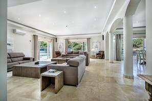 Interior - Luxury 15  Bedroom Quinta Por Do Sol ideal for large groups or family holidays (Olhos de Água)