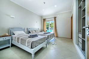 15 bedrooms, in-room safe, iron/ironing board, travel cot - Luxury 15  Bedroom Quinta Por Do Sol ideal for large groups or family holidays (Olhos de Água)