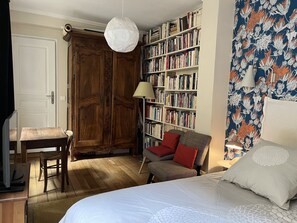 5 bedrooms, iron/ironing board, free WiFi, bed sheets